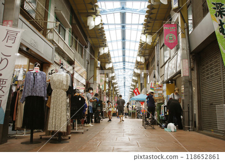 The shops along the long shopping street. You can find anything you want, and the local food is cheap and delicious. 118652861