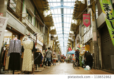 Shopping with the image of a dinner table in the soft light under the long arcade of the shopping street 118652862