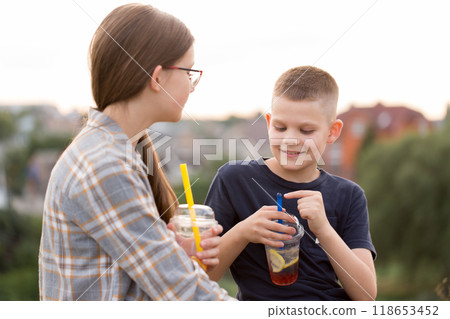 Children have fun chatting and drinking bubble tea 118653452