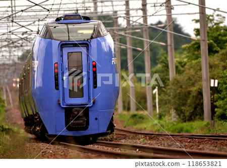 An express train running in the setting sun 118653821