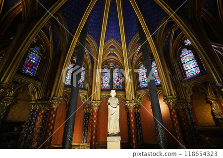 Statue of Louis IX at Sainte-Chapelle, a UNESCO World Heritage Site Statue of Louis IX at Sainte-Chapelle, a UNESCO World Heritage Site 118654323