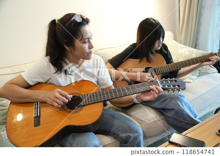 Single Mom and Daughter Single Mom and Daughter 118654741