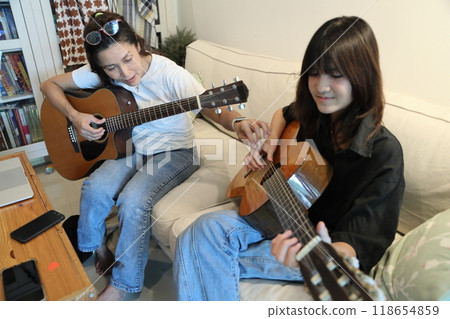 Single Mom and Daughter 118654859