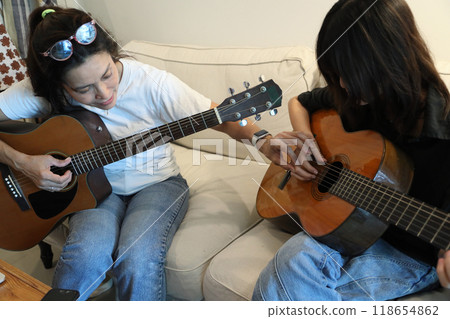 Single Mom and Daughter Single Mom and Daughter 118654862