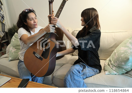 Single Mom and Daughter Single Mom and Daughter 118654864