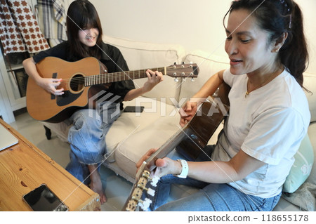 Single Mom and Daughter Single Mom and Daughter 118655178