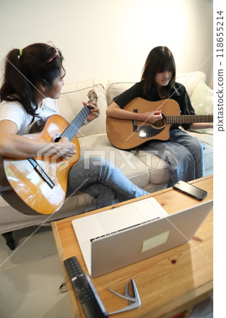 Single Mom and Daughter 118655214