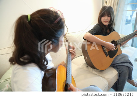 Single Mom and Daughter Single Mom and Daughter 118655215