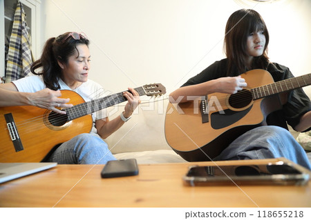 Single Mom and Daughter Single Mom and Daughter 118655218