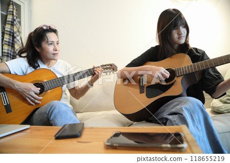 Single Mom and Daughter Single Mom and Daughter 118655219