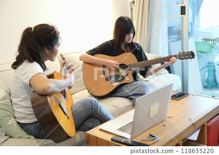 Single Mom and Daughter Single Mom and Daughter 118655220