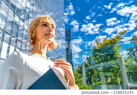 自由職業女性設計師 118655241