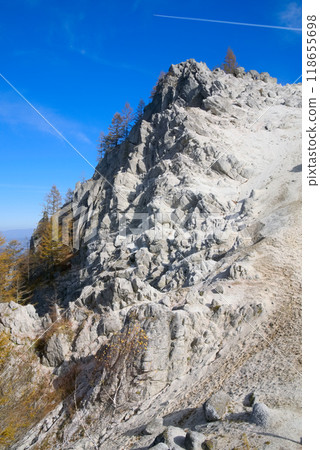 日向恒河原山的岩石山脊 118655698