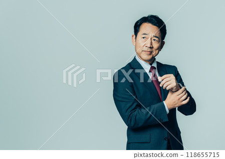 Middle businessman 118655715