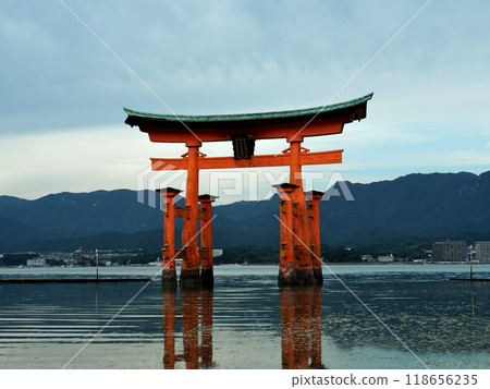 The great torii gate at Itsukushima Shrine, Hiroshima Prefecture (2015) The great torii gate at Itsukushima Shrine, Hiroshima Prefecture (2015) 118656235