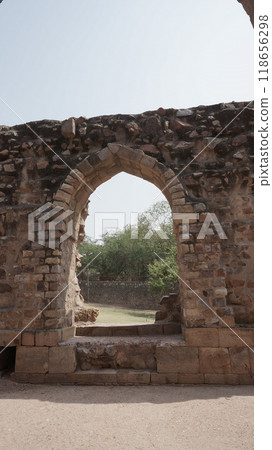 庫特卜塔 (Qutub Minar)，第一個墳墓和宗教學校（學校）的組合 [印度德里] 118656298