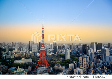 日本東京-2024年4月14日:東京港區Azabudaiyama(東京鋼塔)的城堡城市景觀。 日本東京-2024年4月14日:東京港區Azabudaiyama(東京鋼塔)的城堡城市景觀。 118656782