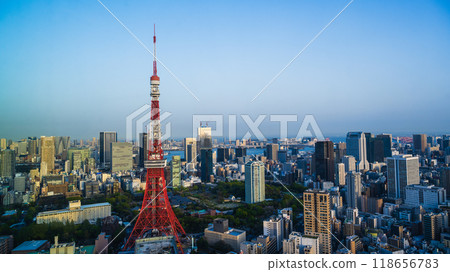 日本東京-2024年4月14日:東京港區Azabudaiyama(東京鋼塔)的城堡城市景觀。 日本東京-2024年4月14日:東京港區Azabudaiyama(東京鋼塔)的城堡城市景觀。 118656783