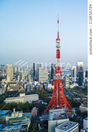 日本東京-2024年4月14日:東京港區Azabudaiyama(東京鋼塔)的城堡城市景觀。 日本東京-2024年4月14日:東京港區Azabudaiyama(東京鋼塔)的城堡城市景觀。 118656784