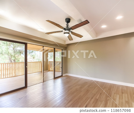 Newly built house image material: Living room 118657098