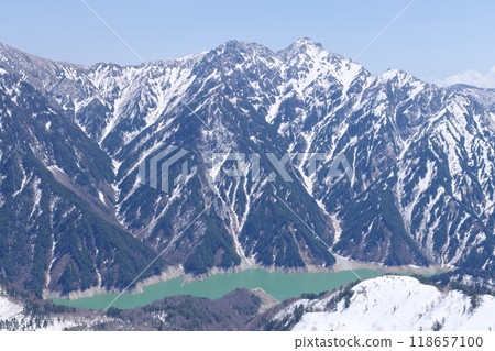 5月上旬的立山黑部阿爾卑斯山路線 - 從大觀峰展望台眺望黑部湖和卯代立山連峰 118657100