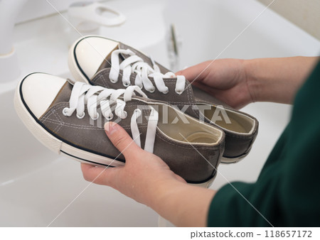 Wash your shoes 118657172