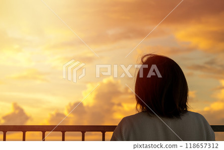 Sunset or sunrise? 118657312