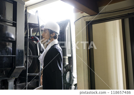 一名男子正在檢查一輛卡車 118657486