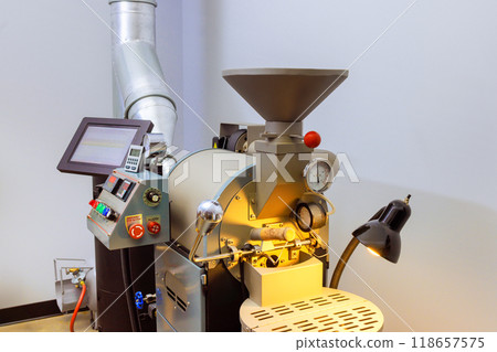 Bake raw coffee beans is made in roasting machine 118657575