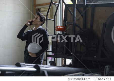 男工人打電話 118657585