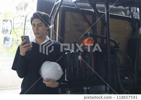 Male worker making a phone call 118657591