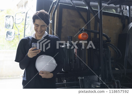 男工人打電話 男工人打電話 118657592