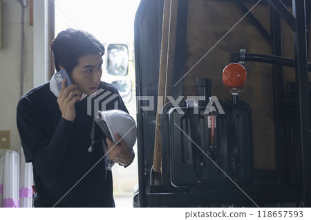 男工人打電話 男工人打電話 118657593