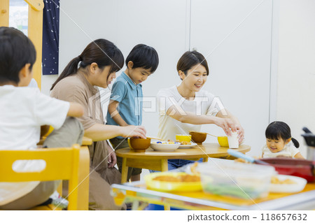 兒童食堂圖片 兒童食堂圖片 118657632