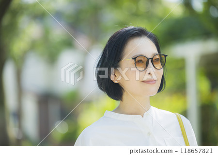 戴墨鏡的中年婦女 118657821