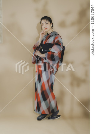 身穿幾何圖案和服的女人 118657844