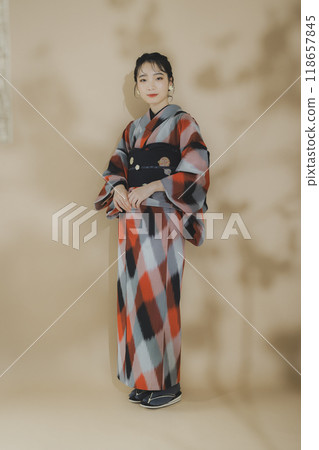 身穿幾何圖案和服的女人 118657845