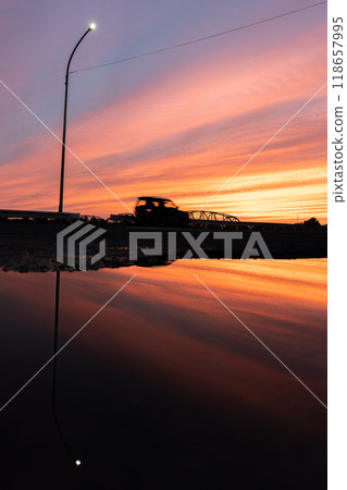 【莊內風景】夕陽和水坑的倒影 【莊內風景】夕陽和水坑的倒影 118657995