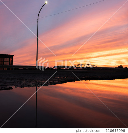 [Shonai scenery] Sunset and reflections in a puddle 118657996