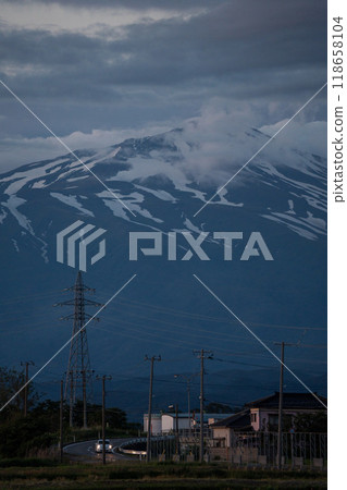 [Shonai scenery] Mt. Chokai and the sunset sky 118658104