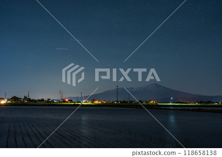 [Shonai scenery] Rice fields and starry sky_Mt. Chokai 118658138