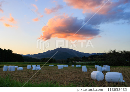 鹽山和魔法時刻秋季夜景 鹽山和魔法時刻秋季夜景 118658483