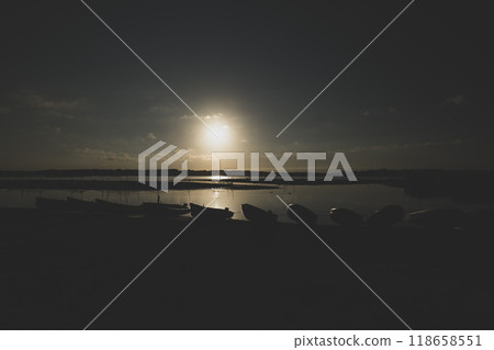 黎明時分的湖景 118658551