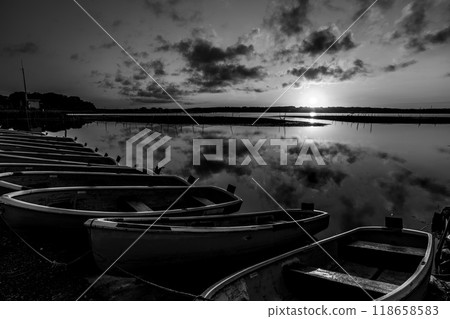 黎明時分的湖景 黎明時分的湖景 118658583