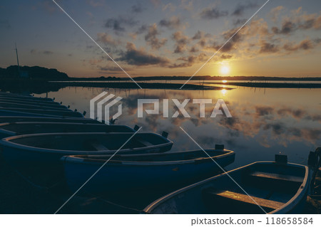 黎明時分的湖景 黎明時分的湖景 118658584