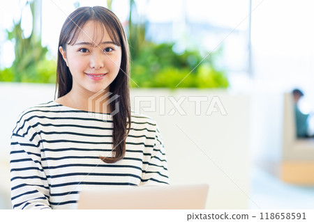 大學生在咖啡館操作筆記型電腦攝影合作:電波學園教育法人、東京電子專門學校 大學生在咖啡館操作筆記型電腦攝影合作:電波學園教育法人、東京電子專門學校 118658591