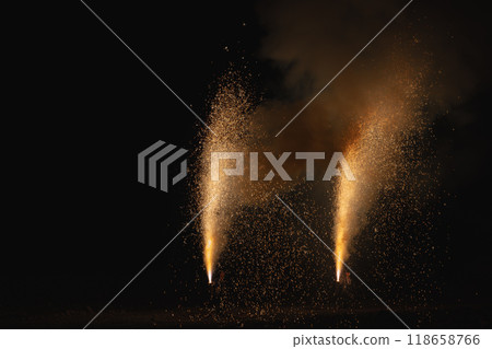 秋葉原本宮秋葉神社 - 奉獻煙火表演期間手持煙火在黑暗中燃燒的火焰(靜岡縣) 秋葉原本宮秋葉神社 - 奉獻煙火表演期間手持煙火在黑暗中燃燒的火焰(靜岡縣) 118658766