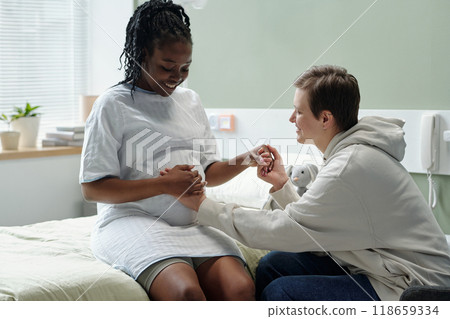 Encouraging Pregnant Woman in Hospital with Supportive Friend 118659334