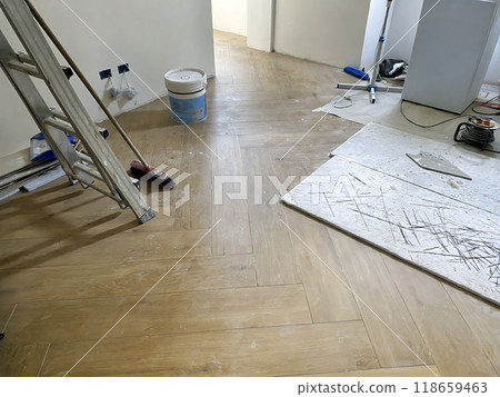 Room under renovation with wooden flooring and construction tools 118659463
