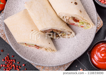 Delicious traditional shawarma or doner kebab with chicken Delicious traditional shawarma or doner kebab with chicken 118659890